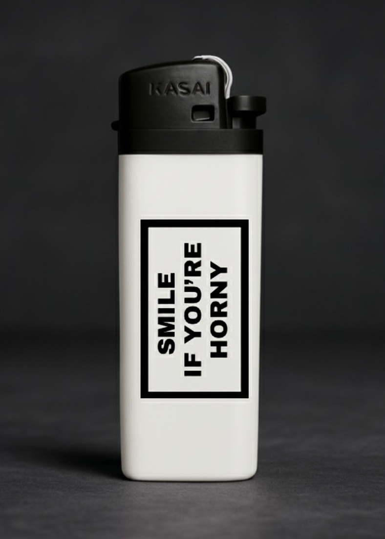 “Smile if you are horny” yazılı sloganlı tasarım çakmak – hediyelik baskılı model

